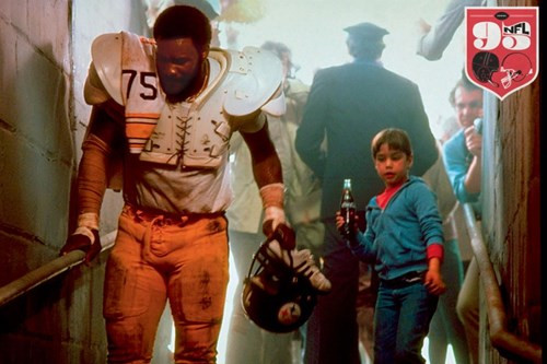 Coca-Cola: Quảng cáo thành công nhất của Coca-Cola cho thấy hình ảnh một cậu bé rụt rè tiếp cận vận động viên bóng chày Joe Green có vẻ đang kiệt sức trong đường hầm sân vận động sau khi đội của anh thua và mang cho anh chai Coke của mình. Ban đầu, Green từ chối nhưng sau đó đã cầm lấy chai nước và uống lấy uống để. Khi cậu bé đi khỏi, Green đã gọi lại và cho cậu bé chiếc áo thi đấu của mình. Coca-Cola đã chứng minh được rằng những quảng cáo chạm tới trái tim người xem luôn gặt hái thành công.