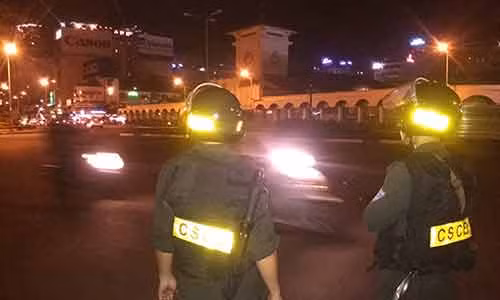 Canh sat co dong Ha Noi bi o to keo le 300 m