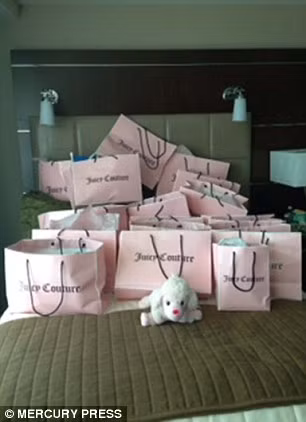 Courtney Randles sống rất xa hoa và không tiếc tiền sắm các món đồ hàng hiệu.