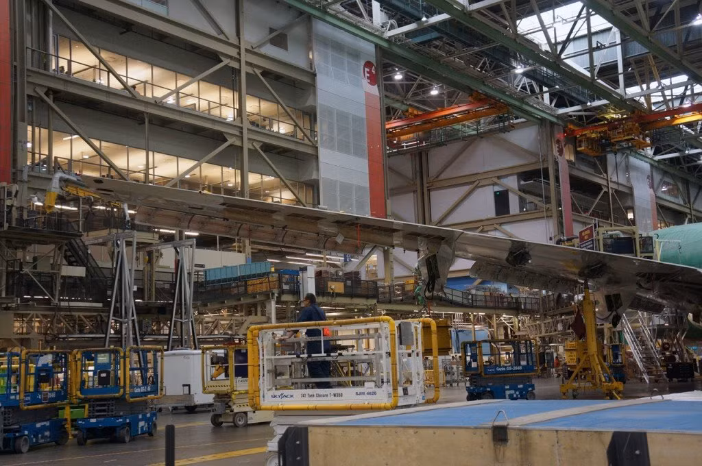 Cuối những năm 60 của thế kỷ 20, công ty Boeing gồm 50.000 nhân viên đã làm việc miệt mài để cho ra đời máy bay 747 đầu tiên chỉ trong 16 tháng.