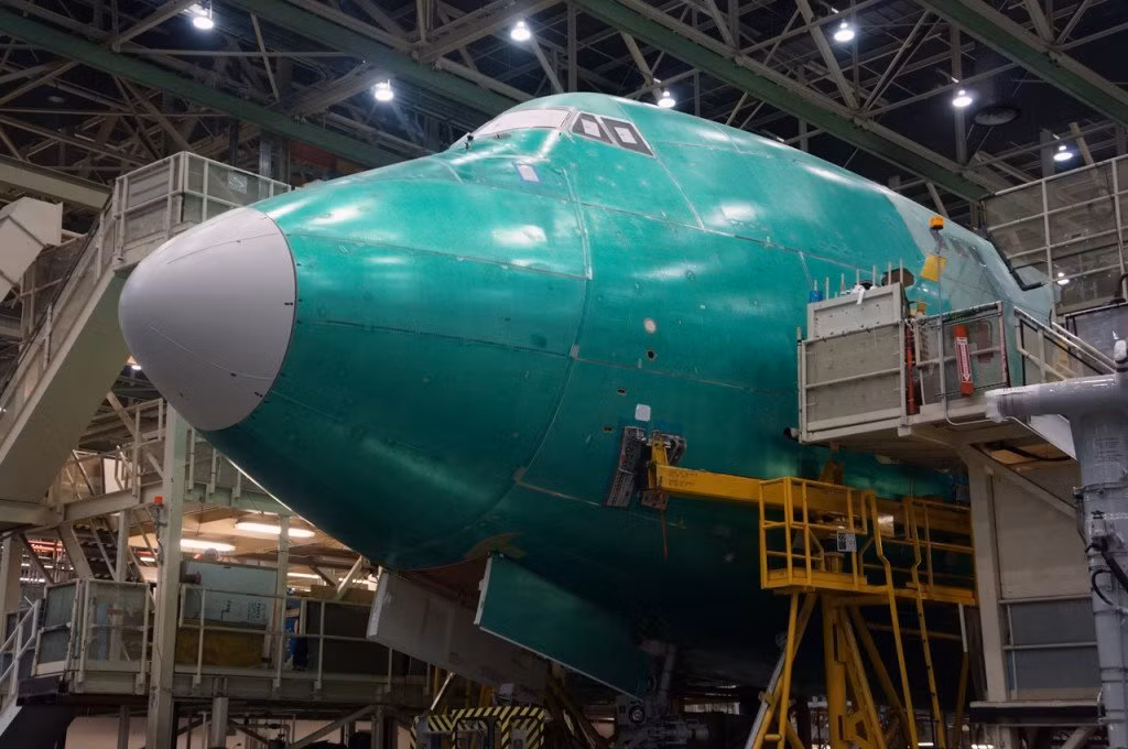 Dù hiện nay Boeing 747 không còn được ưa chuộng, nó vẫn hoạt động trong phi đội bay của một số hãng hàng không như British Airways và Delta Airlines. Hiện tại, Boeing bán mẫu máy bay mới nhất là 747-8, cũng là chiếc phi cơ lớn và hiệu quả nhất thuộc dòng 747 từ trước đến nay.