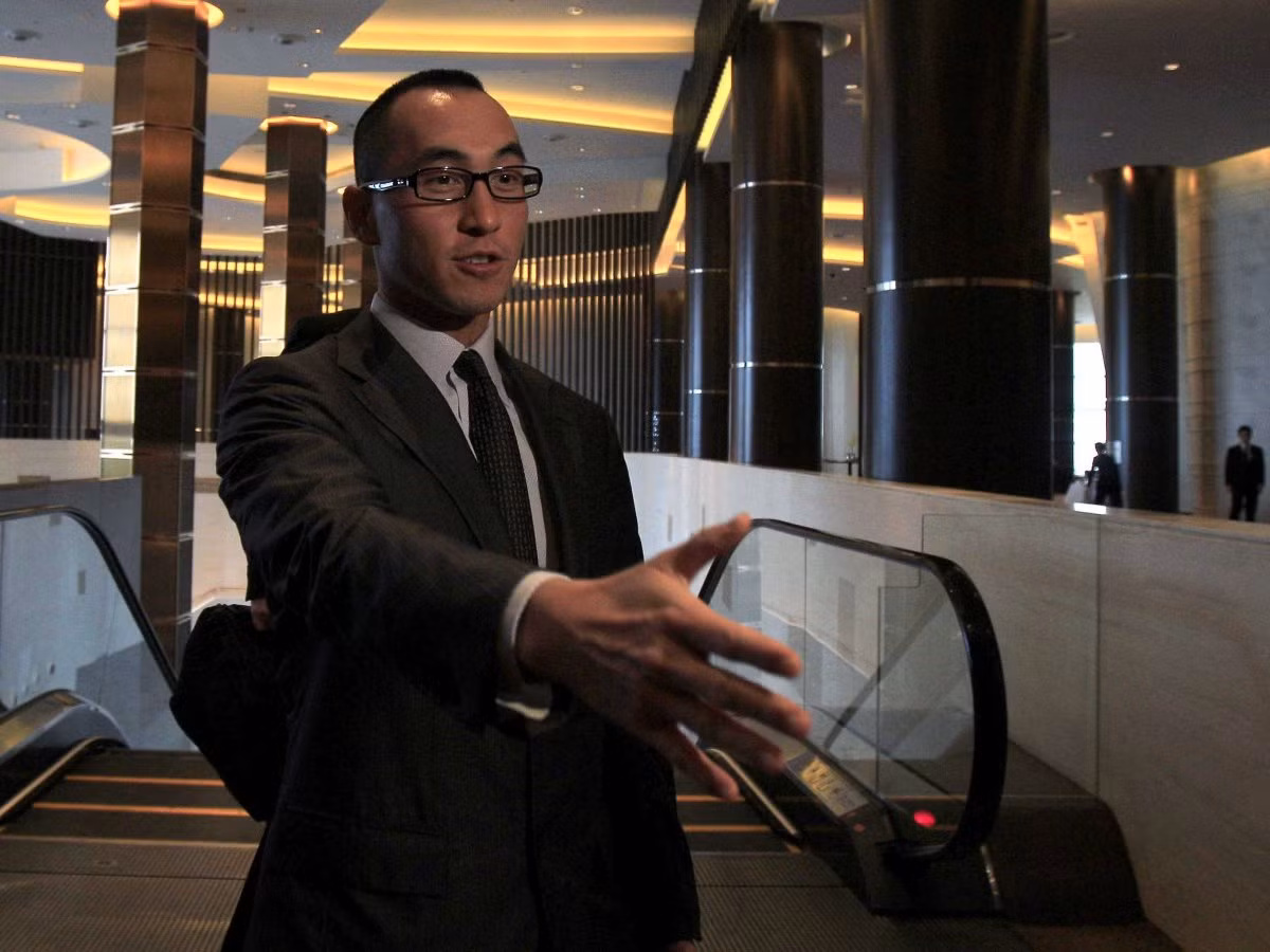 Con trai của ông là Lawrence Ho - Giám đốc điều hành của công ty casino Macau, Melco Crown Entertainment. Ngoài ra, Lawrence còn phối hợp với đối tác là doanh nhân casino người Úc James Packer mở thêm 3 sòng bạc ở Macau.