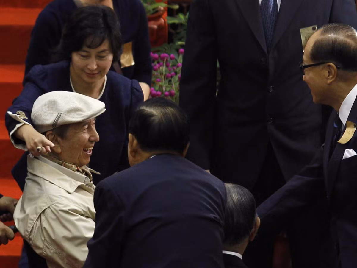 Hiện, ông Ho đã rút khỏi kinh doanh của gia đình sau khi ngã bệnh. Ông Ho trải qua ca phẫu thuật não năm 2009. Sau đó, ông gần như không có cổ phần trong SJM Holdings – công ty sòng bạc lớn nhất Macau do ông gây dựng. Thế nhưng, sòng bạc của ông vẫn tiếp tục đóng góp một phần lớn doanh thu và có sức ảnh hưởng ở Macau.