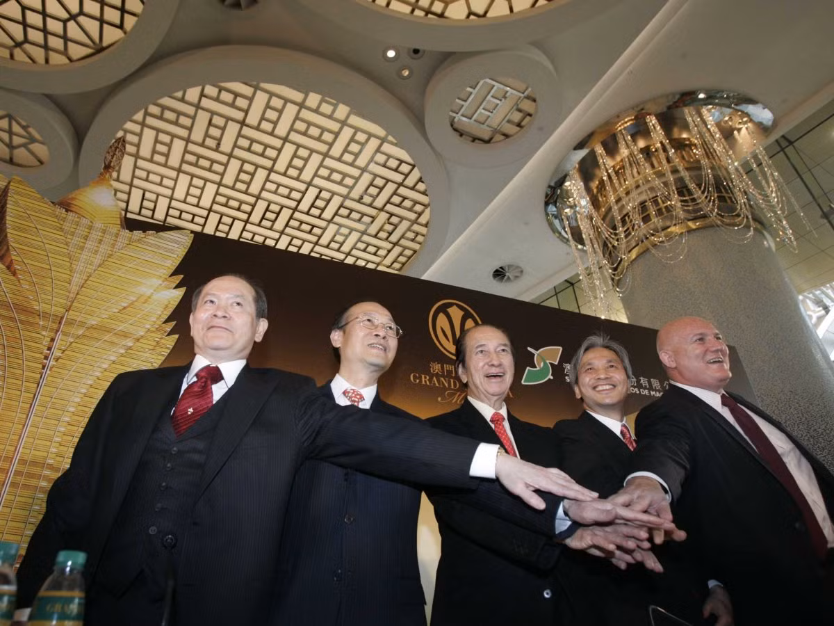 Đế chế casino của Ho bắt đầu ra đời từ khi ông cùng với một số nhà đầu tư khác giành độc quyền sòng bạc năm 1982. Ngoài kinh doanh casino, ông còn đầu tư vào các ngành kinh doanh khác ở Macau, bao gồm cả các cửa hàng, khách sạn, ngân hàng, bất động sản và dịch vụ phà tốc độ cao.