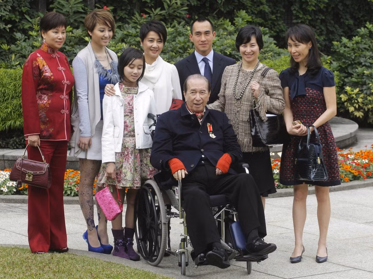 Ông Ho có 17 người con với 4 bà vợ, hai người con của ông đang hoạt động trong lĩnh vực kinh doanh casino.