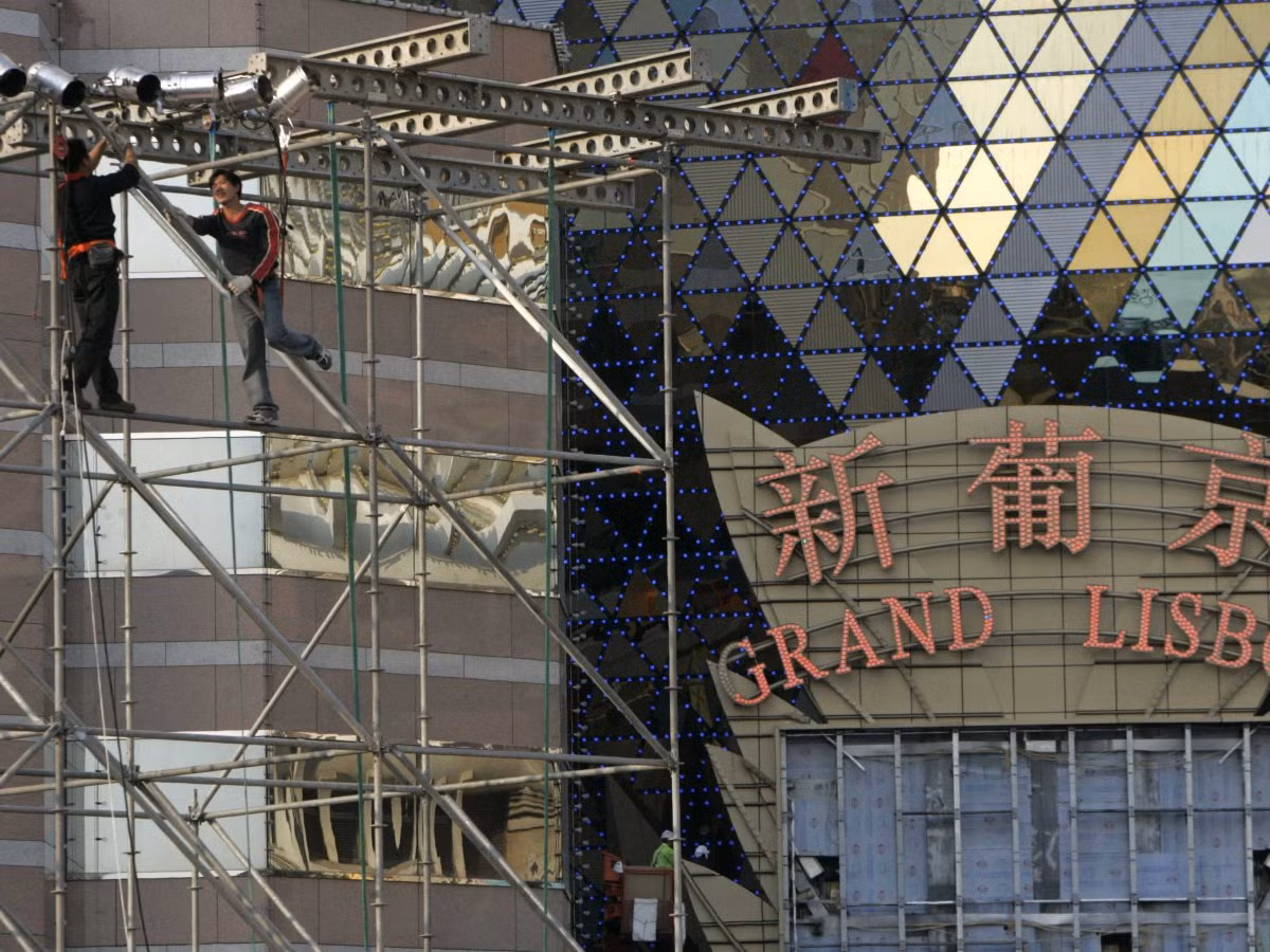 Sau đó, Ho nhận làm đối tác với một công ty xuất nhập khẩu tại Macau ở độ tuổi 22. Ông vua sòng bạc Macau bắt đầu gây dựng sự nghiệp từ thời điểm này.