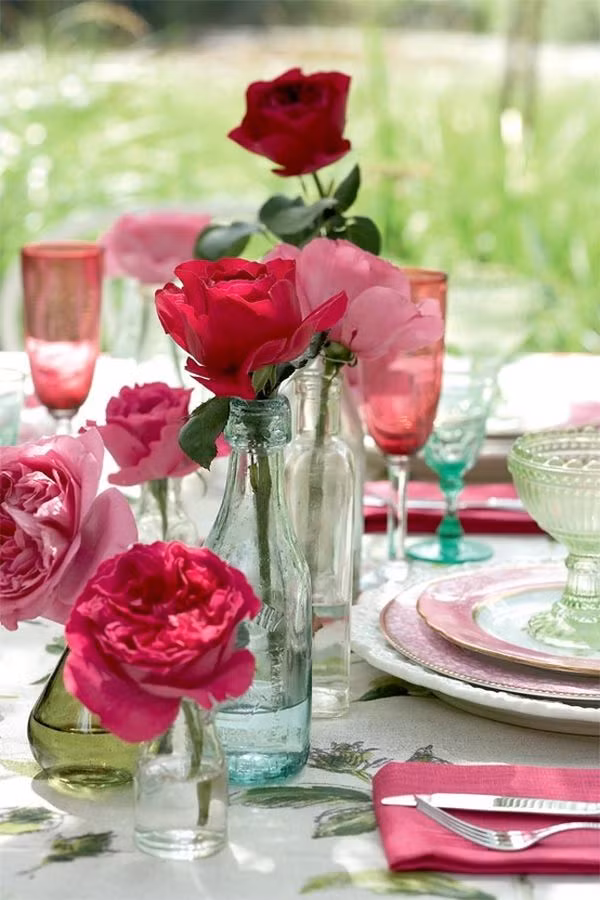 Hoa hồng là biểu tượng của tình yêu, do đó, bạn hãy dùng chúng để trang trí bàn ăn.