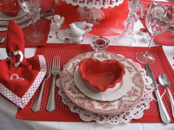 Phụ kiện hình trái tim chắc chắn sẽ giúp tạo tâm trạng lãng mạn cho bữa tối Valentine.