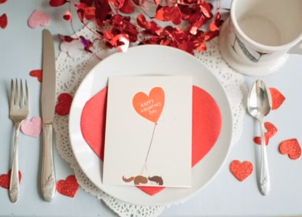 Một chiếc thiệp Valentine nhỏ nhắn dễ thương có thể sẽ gây bất ngờ dành cho đối tác của bạn.