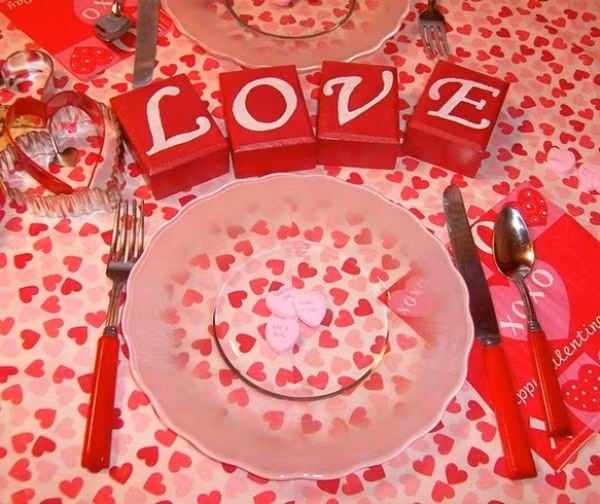 Hãy nhớ rằng, tất cả phụ kiện đều xoay quanh chủ đề tình yêu sẽ giúp không gian lãng mạn hơn.