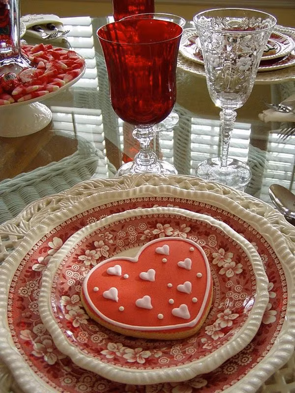 Chiếc bánh trái tim sẽ rất phù hợp với chủ đề chính của bàn ăn Valentine.