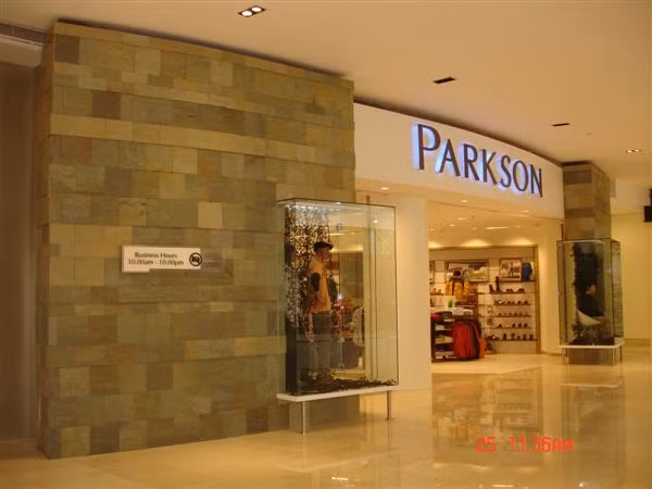 Tuy nhiên, Trung Quốc vẫn là thị trường lớn nhất của Parkson với khoảng 60 điểm kinh doanh. Parkson mở trung tâm thương mại đầu tiên ở Bắc Kinh vào năm 1994.
