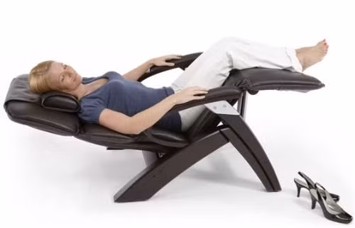 Với dân văn phòng, có một chiếc ghế ngả lưng để nghỉ ngơi như thế này là một điều tuyệt vời sau những giờ làm việc căng thẳng.