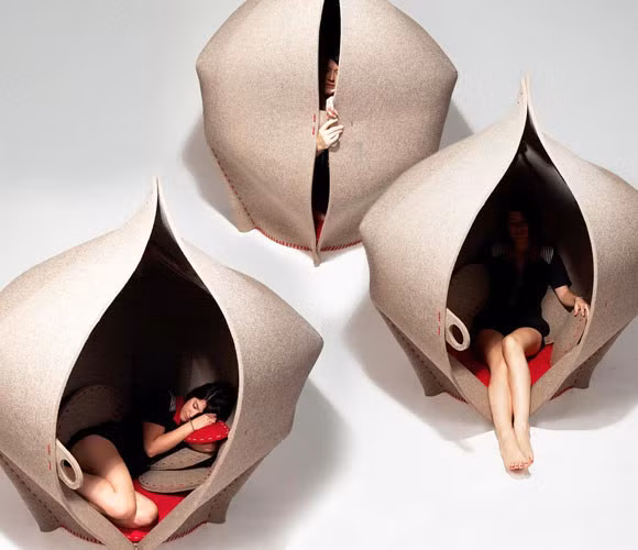 Đây sẽ là một kiểu túi ngủ trưa hết sức tiện lợi. Nếu không muốn người khác làm phiền khi ngủ, bạn chỉ cần đóng cửa chiếc túi này lại.