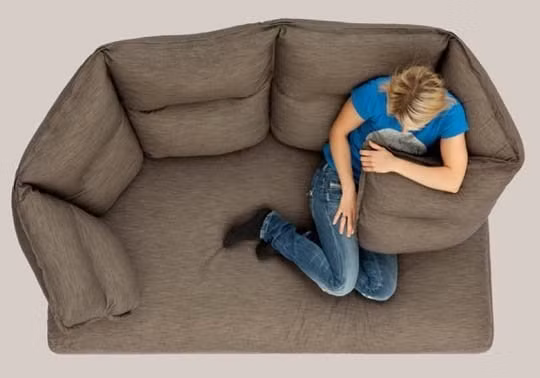 Nằm cuộn tròn ngủ trưa trên chiếc ghế kỳ dị này còn gì tuyệt bằng.