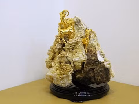 Bộ tượng dê có tên “Tam dương khang thái dê phong thủy” mạ vàng: Từ ý nghĩa và giá trị trong phong thủy của linh vật dê, bộ tượng dê có tên “Tam dương khang thái dê phong thủy” mạ vàng 24K đã ra đời và được rất nhiều người quan tâm. Tuy nhiên, không phải ai cũng sắm được bộ tượng mang ý nghĩa cầu may mắn, tài lộc này vì nó có giá lên đến 80 triệu đồng.