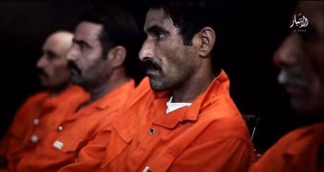 Trước khi bị thiêu chết, bốn tù nhân phải mặc bộ quần áo màu cam và phải tự giới thiệu rước máy quay: Nói tên và mô tả ngắn gọn về vai trò của họ trong cuộc chiến chống IS.