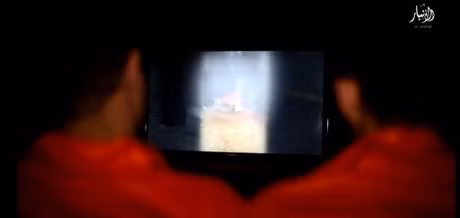 Các tù nhân bị buộc phải xem đoạn video binh sĩ IS đang bị thiêu sống hững người được cho là phản bội Nhà nước Hồi giáo.