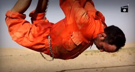 Bộ quần áo của các tù nhân đang mặc đã bị tẩm xăng trước khi bị thiêu sống.