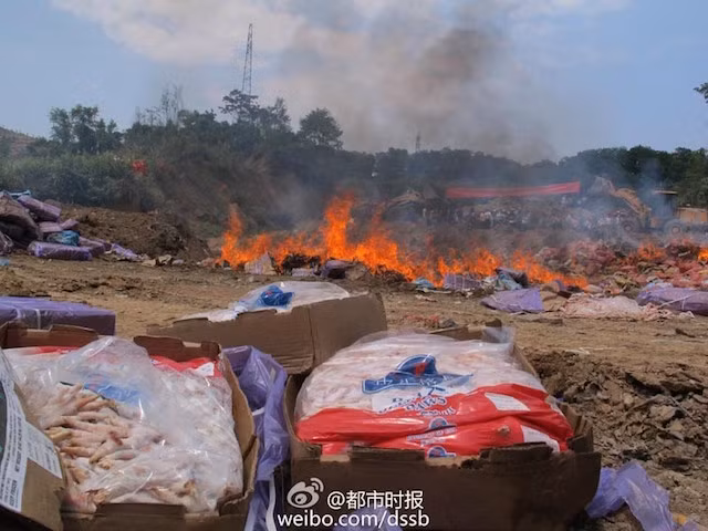 Hôm 9/7, cảnh sát và lính cứu hỏa đã tiêu hủy số thịt nhập lậu đông lạnh hơn 40 năm.