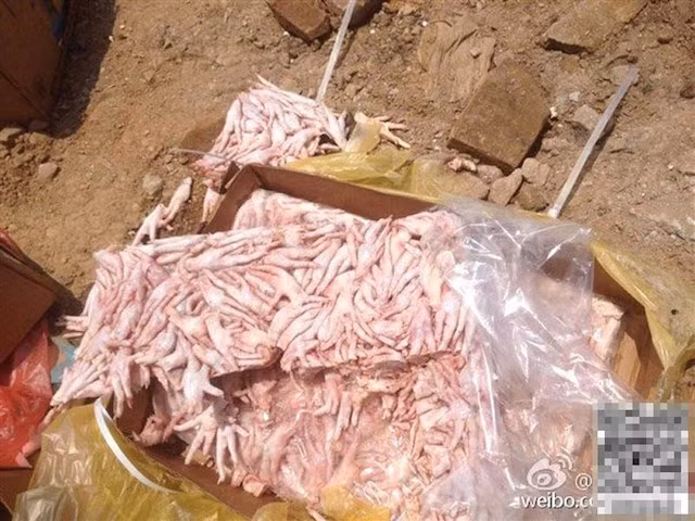 Các quan chức cho biết những lô thịt đông lạnh bị tịch thu bao gồm các loại thịt hỗn hợp như chân, cánh gà, thịt bò, thịt lợn và chân lợn.