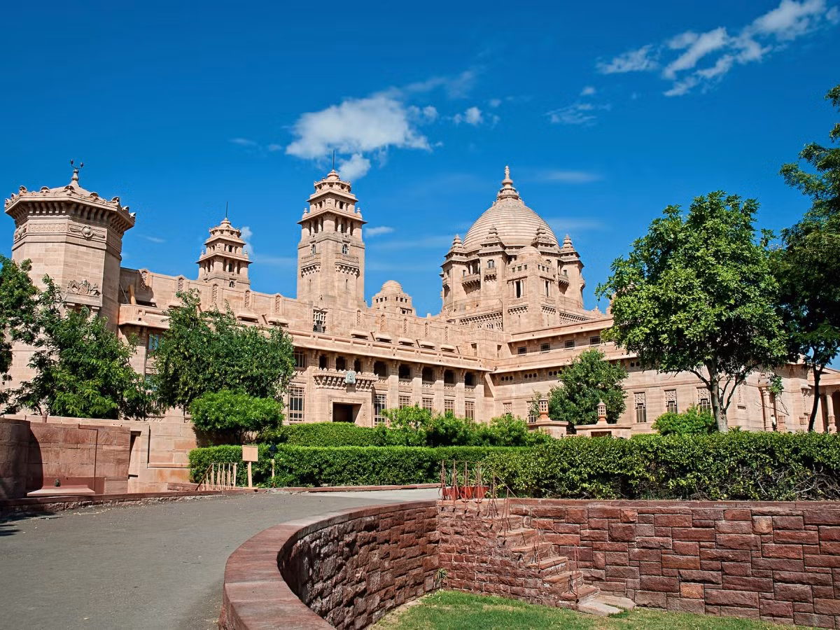 Cung điện Umaid Bhawwan nằm ở thành phố Jodhpur, Ấn Độ, được xây dựng hoàn toàn từ đá sa thạch. Điều này đã tạo nên nét độc đáo của công trình kiến trúc này.