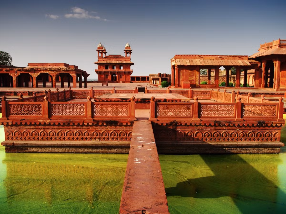 Fatehpur Sikri có nghĩa là thành phố chiến thắng, được hoàng đế Ấn Độ Mughal xây dựng trong thế kỷ 16 và được chọn làm thủ đô của quốc gia. Sau này, khu phức hợp Fatehpur Sikri bao gồm: các đền thờ, cung điện... được làm hoàn toàn bằng đá sa thạch màu đỏ tươi không được sử dụng do thiếu nước.