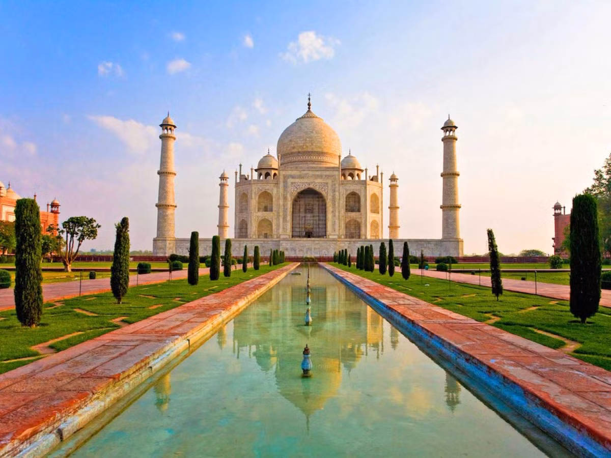 Được xây dựng từ đá cẩm thạch trắng, lăng Taj Mahal ở Ấn Độ là công trình kiến trúc nổi tiếng thế giới mà hoàng đế Mughal xây dựng để tưởng nhớ người vợ quá cố.