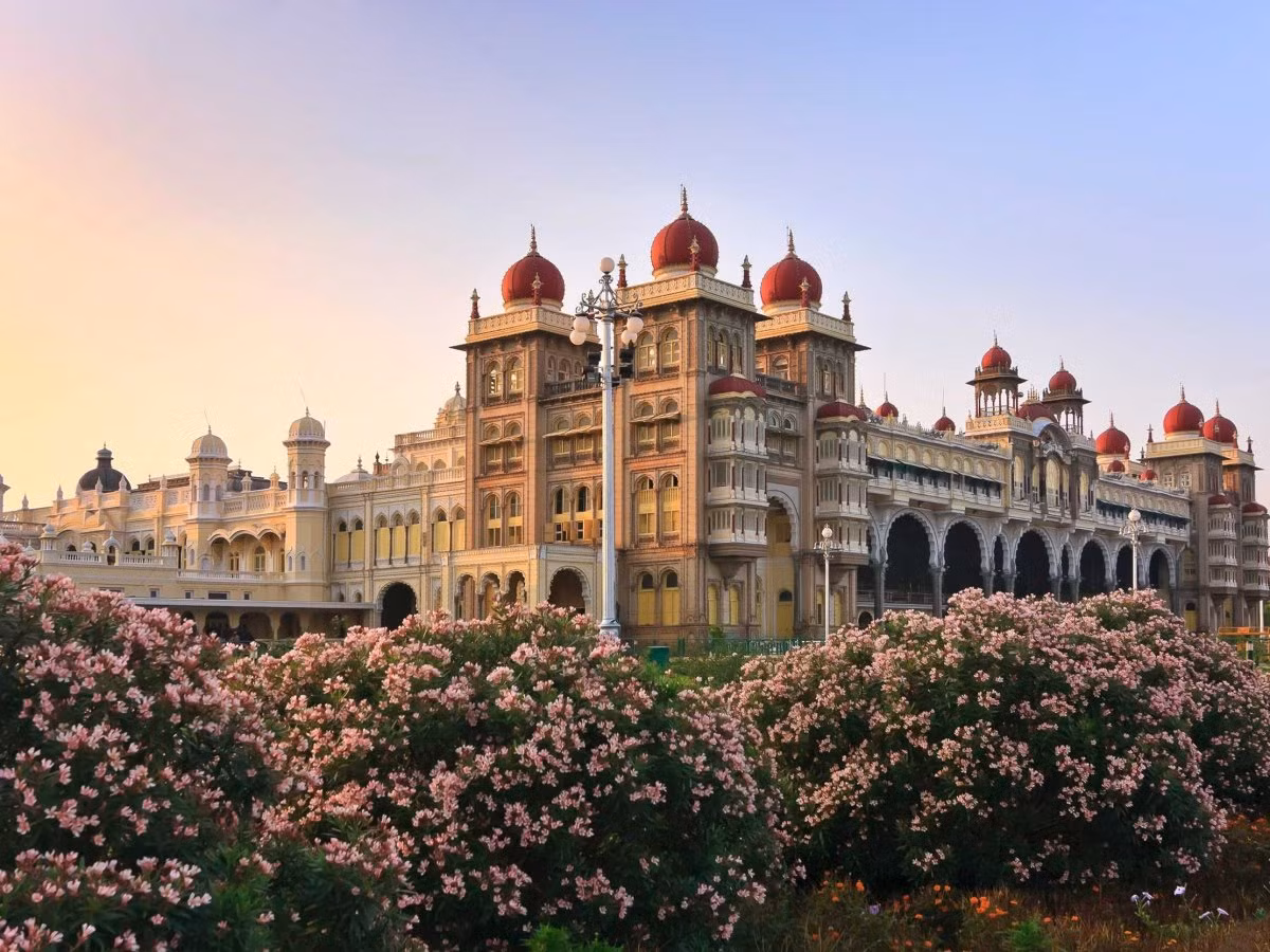 Cung điện Mysore, còn được biết đến với tên gọi Amba Vilas, nằm ở thành phố Mysore, miền nam Ấn Độ. Mysore là một trong những cung điện hoàn mỹ nhất Ấn Độ được hoàn thành năm 1912 và là kết quả của sự pha trộn của nhiều phong cách kiến trúc: Ấn Độ giáo, Hồi giáo, Rajput và Gothic.