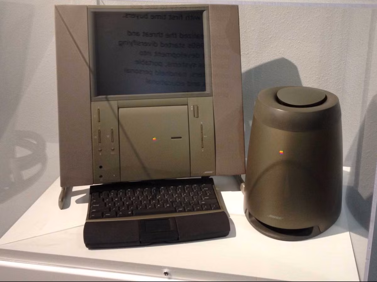 Máy tính The Twentieth Anniversary Macintosh (TAM): Chiếc máy tính "TAM" của Apple đã được tạo ra để chào mừng kỷ niệm 20 năm thành lập của công ty. Nó ra mắt vào năm 1997 với giá bán 7.499 USD (163 triệu đồng). Chiếc máy tính này có một thiết kế đặc biệt là tính năng hai loa Bose và một loa siêu trầm vệ tinh. Máy tính TAM cũng có một tiếng chuông khởi động độc đáo nhất mà bạn sẽ không thể tìm thấy ở bất kỳ sản phẩm nào khác của Apple.
