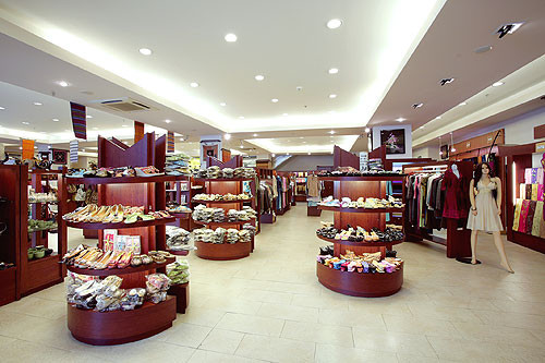 Hiện bên cạnh việc điều hành hai quán bar hạng sang, anh còn là Tổng Giám đốc của Tập đoàn Trung Thủy, nơi bố anh, ông Nguyễn Văn Trung đang là Chủ tịch hội đồng quản trị, còn mẹ anh, bà Dương Thanh Thủy là Phó tổng Giám đốc. Chàng chai 28 tuổi này sẽ là người thừa kế của Tập đoàn Trung Thủy - một tập đoàn lớn mạnh, chủ sở hữu của nhiều dự án bất động sản có tiếng tại Sài Gòn. Ảnh cửa hàng của Thương hiệu Miss Aodai thuộc tập đoàn TTG.