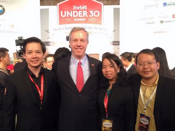 Anh tốt nghiệp đại học Melbourne tại Úc năm 2011. Dù mới 28 tuổi nhưng anh đã là Tổng giám đốc công ty cổ phần tập đoàn Trung Thủy và nắm trong tay nhiều cơ sở kinh doanh lớn nhỏ. Vừa qua, bạn trai tin đồn của Thu Thảo còn có mặt trong Top 30 người trẻ nổi bật dưới 30 tuổi do tạp chí Forbes Việt Nam bầu chọn. Ảnh: Trung Tín đứng ngoài cùng bên trái.