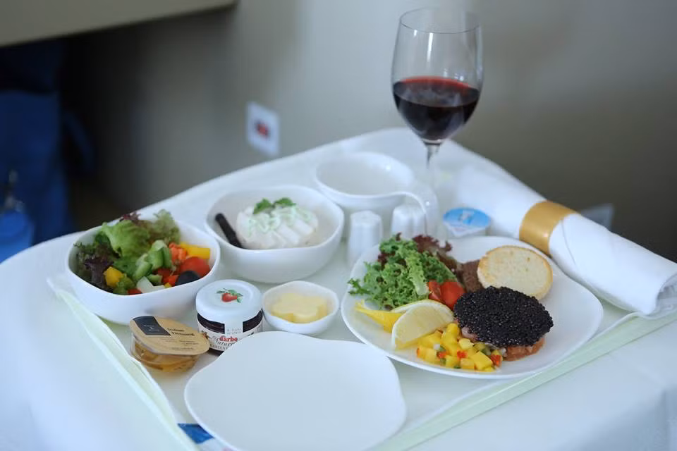 Vietnam Airlines lựa chọn những thực phẩm có chất lượng tốt nhất và hợp tác với các đầu bếp hàng đầu để mang đến những thực đơn vừa đa dạng, phong phú, vừa thể hiện được những nét đặc trưng của văn hóa ẩm thực Việt Nam và thế giới.