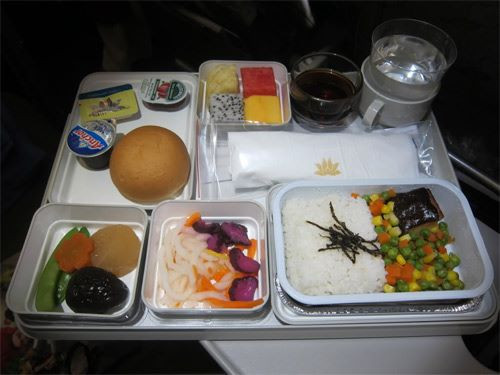 Các món ăn của hãng thường xuyên được cải tiến và đổi mới phù hợp với đặc điểm về văn hóa, sở thích của hành khách, thời điểm phục vụ bữa ăn trên từng chuyến bay.