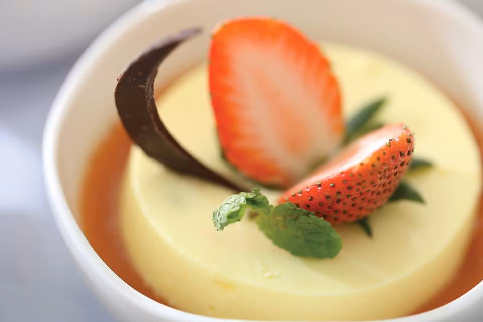 Món tráng miệng trên khoang Phổ thông Đặc biệt được bày biện bắt mắt.