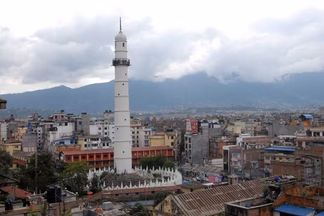Trong số những tòa nhà cao tầng ở Nepal bị phá hủy có tháp Dharahara. Một thời, Dharahara là tháp cao nhất và là điểm quan sát toàn bộ thủ đô Kathmandu nhưng nay chỉ còn là một đống gạch vụn. Hình ảnh tháp Dharahara đứng sừng sững trước khi động đất xảy ra...
