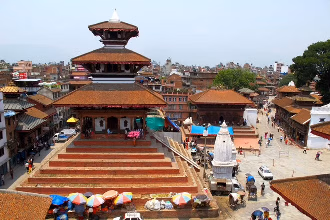 Đền thờ 3 tầng Maju Deval tại Quảng trường Durbar nằm ở Khu Phố cổ của Kathmandu, được UNESCO công nhận là di sản văn hóa thế giới, đã bị san bằng sau trận động đất. Ảnh đền thờ trước khi bị phá hủy.