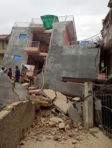 Các ngôi nhà cao tầng ở Kathmandu có nguy cơ trở thành những cái bẫy giết người hàng loạt thực sự, khi chúng đua nhau sụp đổ trong cơn động đất.