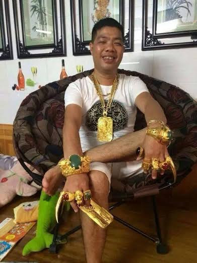 Bộ trang sức "khổng lồ" từ vòng tay, nhẫn đến vòng đeo cổ... cho thấy khối tài sản không hề nhỏ của vị đại gia chơi ngông này.