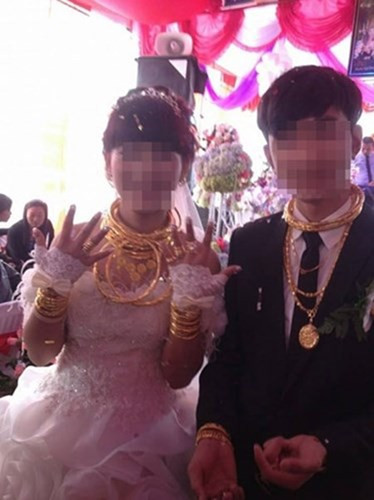 Bức ảnh cưới cô dâu chú rể dát đầy vàng trên người của cặp đôi tại Hà Tĩnh cũng từng gây "bão" dư luận.