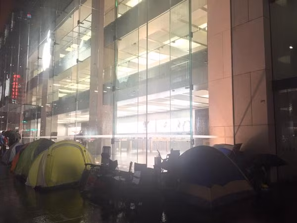 Tại Úc, bất chấp thời tiết lạnh và rất ẩm ướt của Sydney, người ta vẫn xếp hàng bên ngoài cửa hàng Apple, vốn được cho là nơi đầu tiên trên thế giới bán iPhone 6S và 6S Plus.