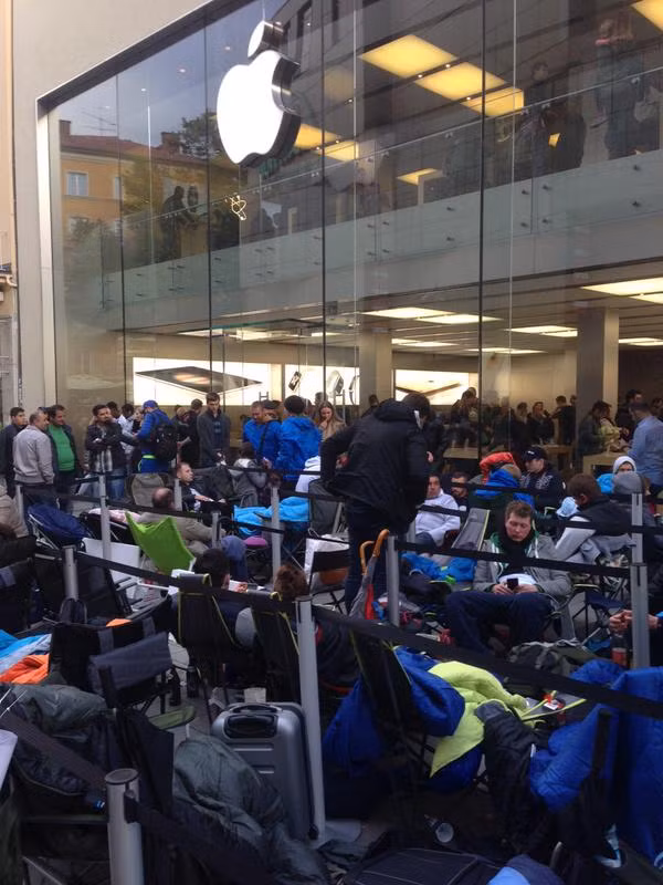 Sáng nay, khoảng 100 tín đồ công nghệ xếp hàng trước cửa hàng Apple tại Munich (Đức), với hy vọng trở thành những người đầu tiên sở hữu iPhone 6S và 6S Plus.