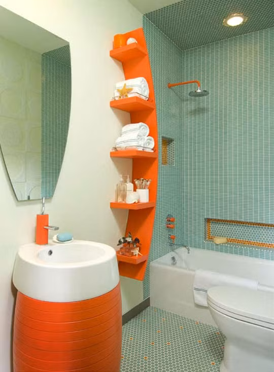Phòng tắm chủ đề màu cam tươi vui.