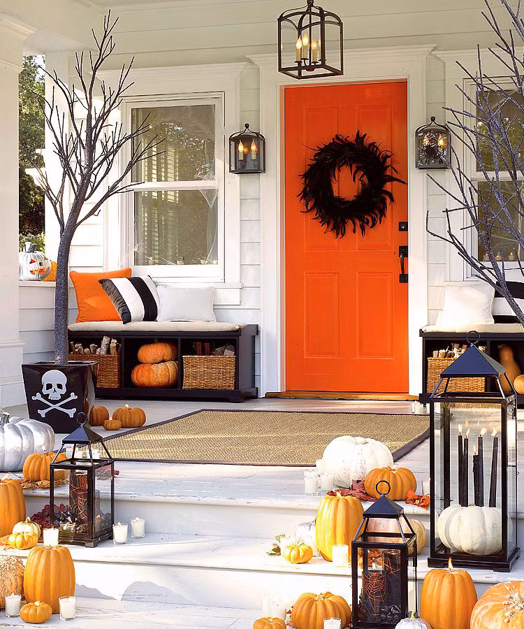 Cánh cửa màu cam thực sự nổi bật trên nền tường trắng của ngôi nhà.