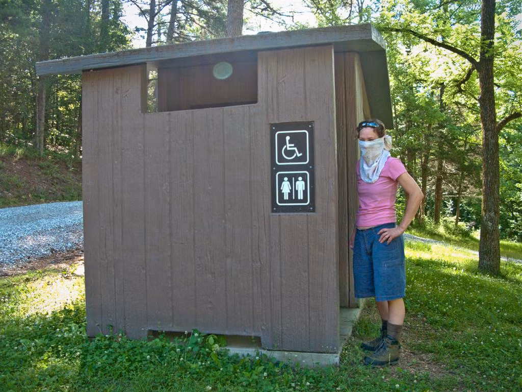 Chuẩn bị tinh thần cho nhà vệ sinh công cộng: Những nhà vệ sinh ở Nepal được đánh giá là “bốc mùi” khủng khiếp. Ngoài ra, du khách được khuyến khích là nên mang theo giấy vệ sinh và đèn chiếu sáng khi muốn vào nhà vệ sinh công cộng ở Nepal.