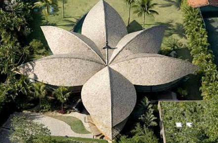 Mái nhà hình bông hoa xinh đẹp tại khu nghỉ mát Brazillian Leaf. Tại vùng ngoại ô Rio de Janeiro (Brazil), chúng ta có thể nhìn thấy một ngôi nhà nhỏ với mái nhà hình bông hoa xinh đẹp tựa như những cánh hoa chuối nhiệt đới trên một bãi biển xinh đẹp với những dòng nước xanh mát trong lành. Được thiết kế bởi Mareines và Patalano, khu nghỉ mát này được thiết kế nhằm thúc đẩy sự tương tác hòa hợp giữa con người và tự nhiên.