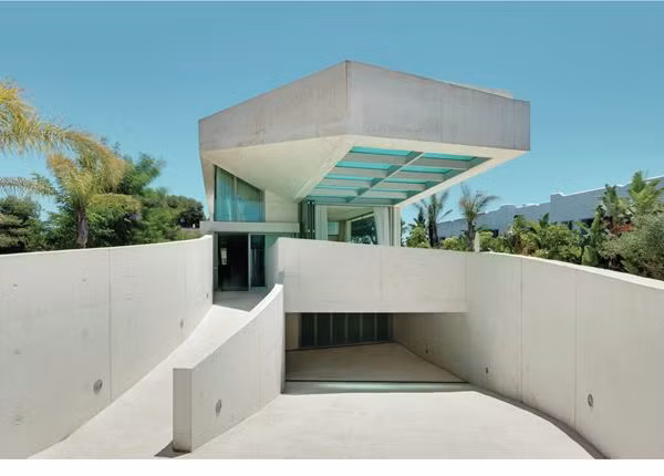 Jellyfish House – Nhà sứa biển ở Tây Ban Nha, thiết kế bởi công ty kiến trúc Wiel Arets. Với thiết kế trong veo độc đáo nên “Jellyfish House” được lấy làm tên của ngôi nhà. Điểm đặc biệt của ngôi nhà chính là phần hồ bơi nằm trên tầng thượng được thiết kế bằng kính chịu lực giúp lấy bóng mát cho phía dưới và cảm giác lạ khi bơi tại đây.