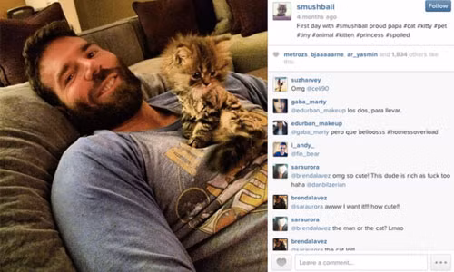 Ông hoàng Instagram Dan luôn đi ngủ cùng Smushball, mặc cho con mèo những bộ quần áo đẹp và thường xuyên cập nhật ảnh và những lời trích dẫn đáng yêu về nó lên các trang mạng xã hội.