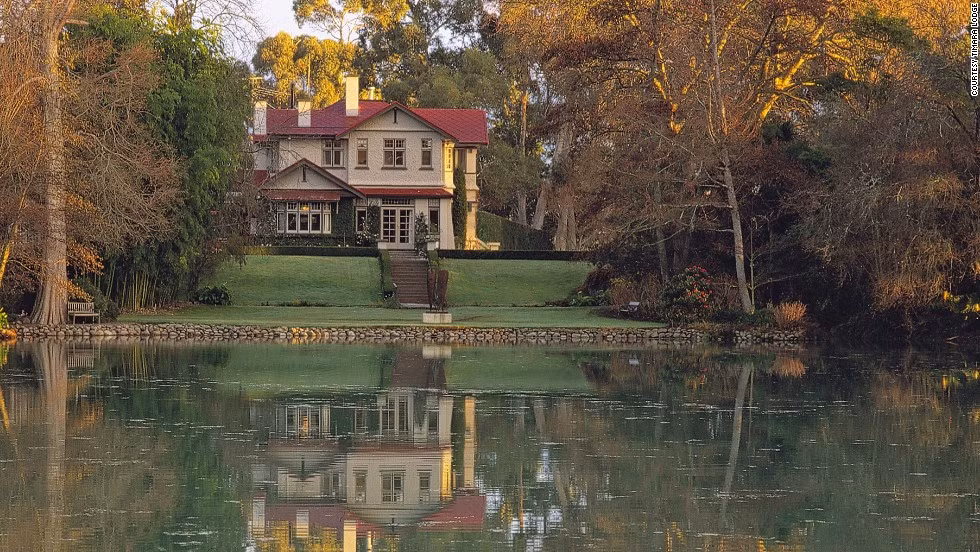 6. Nhà nghỉ Timura Lodge, New Zealand: Nằm trong vùng rượu nho nổi tiếng của New Zealand, bên cạnh hồ Timara, khu nghỉ dưỡng Lake Timura Lodge được xây dựng từ năm 1920 với các dạng phòng theo kiểu nông thôn, mang lại cảm giác thoải mái và gần gũi với thiên nhiên cho du khách. Du khách đến đây có thể tham gia các hoạt động như chèo thuyền một vòng quanh hồ, chơi tennis...