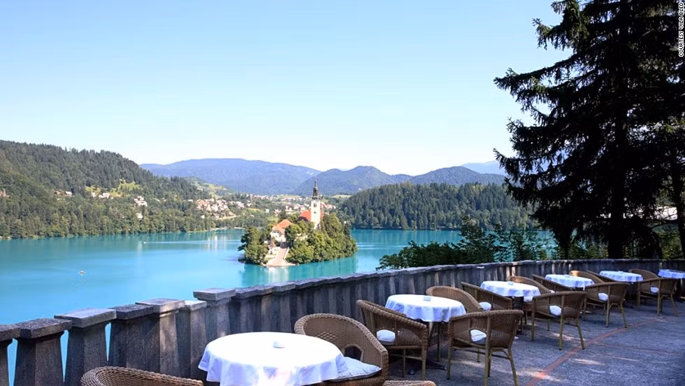 7. Vila Bled, Slovenia: Khu nghỉ dưỡng này tọa lạc trong dãy núi Julian Alps hùng vĩ, bao quanh hồ Bled. Từ ban công của các phòng nghỉ, du khách có thể nhìn ngắm toàn cảnh hòn đảo tự nhiên Bled Island duy nhất tại Slovenia ngay giữa hồ. Tại đây, du khách có thể đi bộ vòng quanh bờ hồ, đi xe ngựa, xe đạp hoặc chèo thuyền để tham quan hồ Bled.